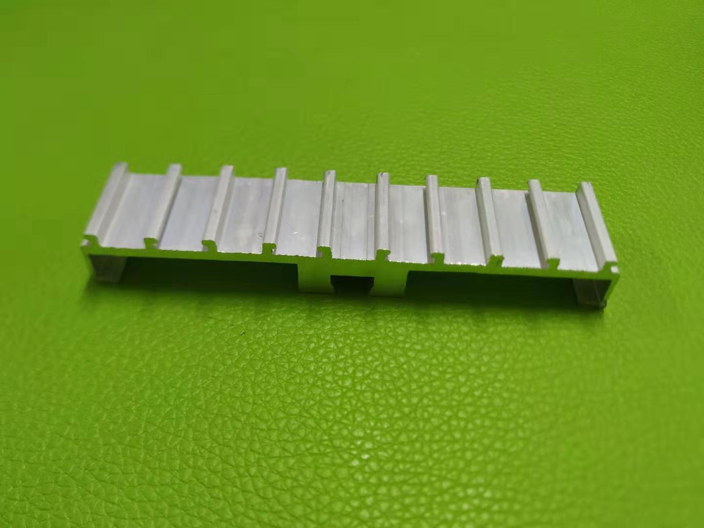 散熱面板鋁型材開(kāi)模定制/深加工廠(chǎng)家